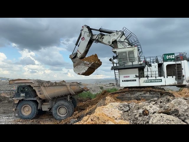 Cat 777E Vesel Jec Loading on Big Liebherr excavator