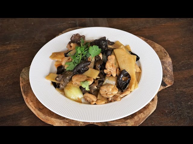 Chinese Stir-Fry Chicken with Mushrooms and Bamboo Shoots - Morgane Recipes