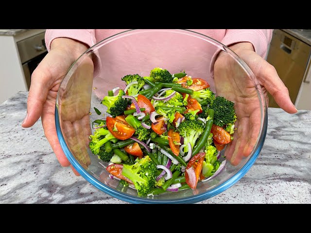 Few people know this recipe! Tasty salad with broccoli, tomatoes and green beans.