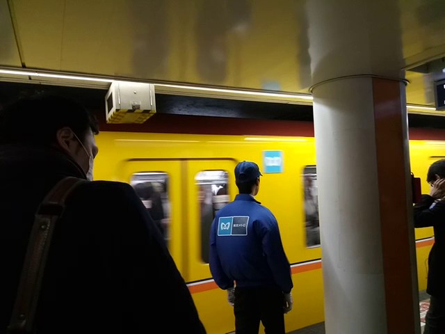 Утреннее метро в Токио. Декабрь 2016