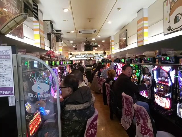 Игровой зал "пачинко" в Токио.