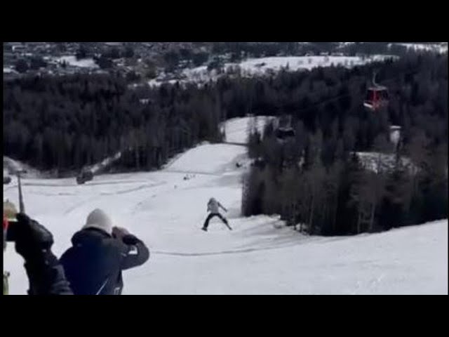 Kristian Ghedina è sempre in forma: spaccata sulle nevi di Cortina