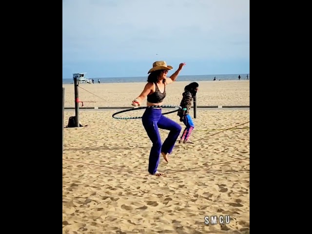 Mesmerizing Multitasking: Woman Masters Hula Hoop, Juggling, and Slackline at Muscle Beach