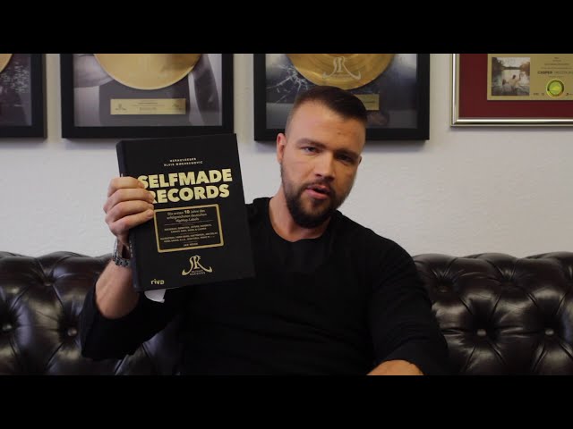 Kollegah zeigt Buch "10 Jahre Selfmade Records"