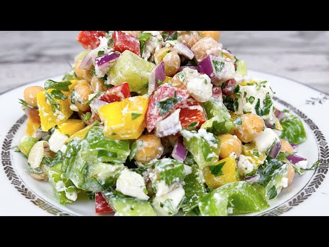 Do you have chickpeas and bell peppers? Cook this delicious Greek style salad.
