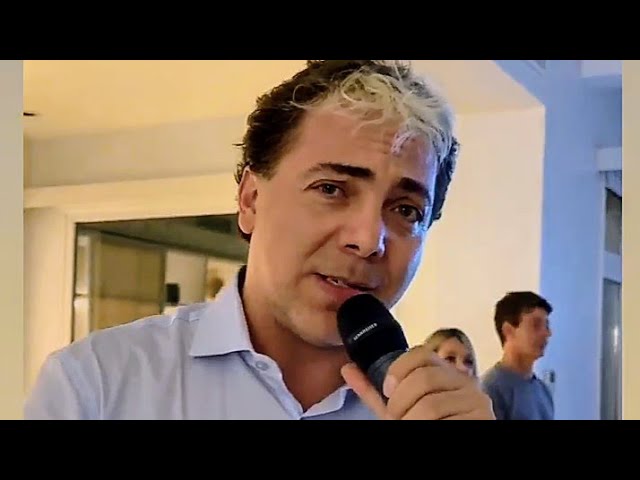 CRISTIAN CASTRO haciendo karaoke durante un convivio con amigos (Argentina - 2023)