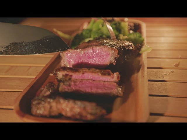 【ASMR】直火碳烤紐約客牛排 (New York Strip Steak Over Wood Fire) 4K