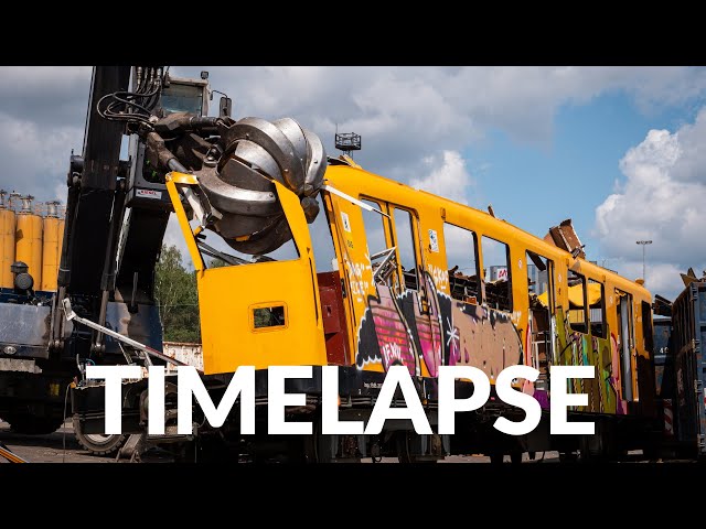 Timelapse: Scrapping a Berlin Subway Train