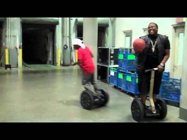 Iyaz - Segway Basketball with Sean Kingston! [Extras]