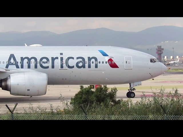 Boeing 777-223(ER) American Airlines Takeoff Barcelona Airport