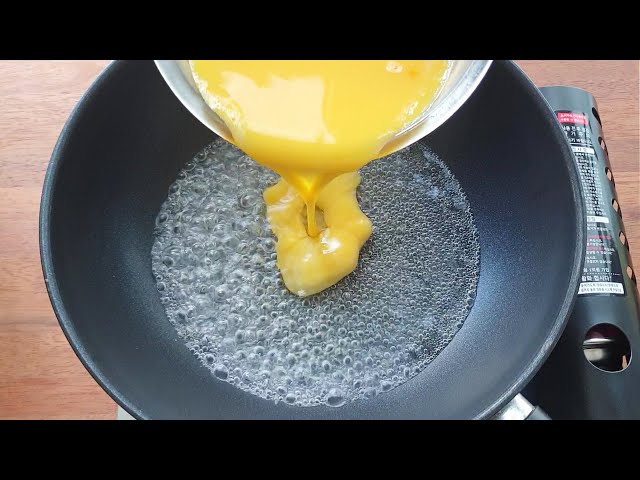 When you pour an egg into boiling water, it turns into a delicious meal in an instant!
