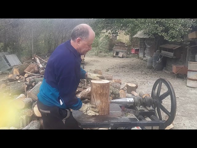 Crapător lemne cu șurub conic