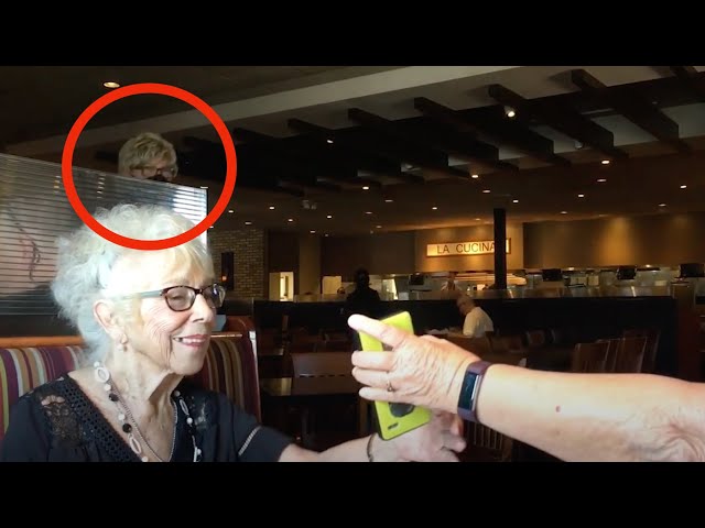 Der Kellner verwickelt die 89-Jährige in ein Gespräch. Sie ahnt nicht, wer gleich vor ihr steht
