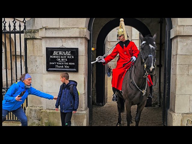 EPIC PARENTING FAIL means Guard has to intervene during the changeover at Horse Guards!