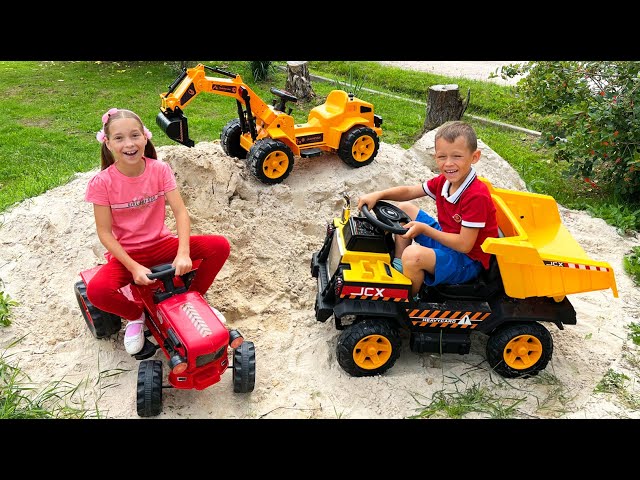 Детский трактор сломался! Макс помогает Софии выбраться из грязи