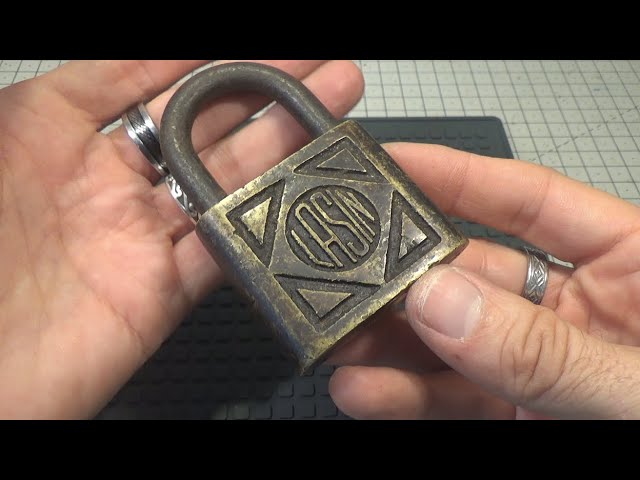 1048 THIS GRANDPA IS A FIGHTER, LASIN VINTAGE PADLOCK  eng sub