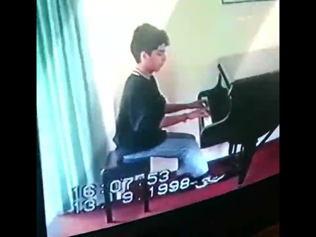 پیانو زدن مهراد هیدن در نوجوانی😍💎