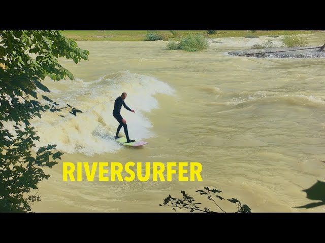 Isar-Surfen bei Hochwasser auf der Eisbachwelle in München / Amazing River Surfing in Munich