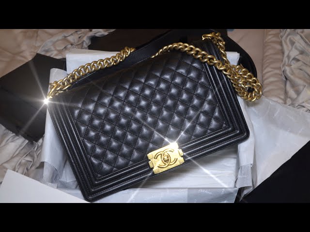 Chanel Le Boy || What's in My Bag | Wear & Tear