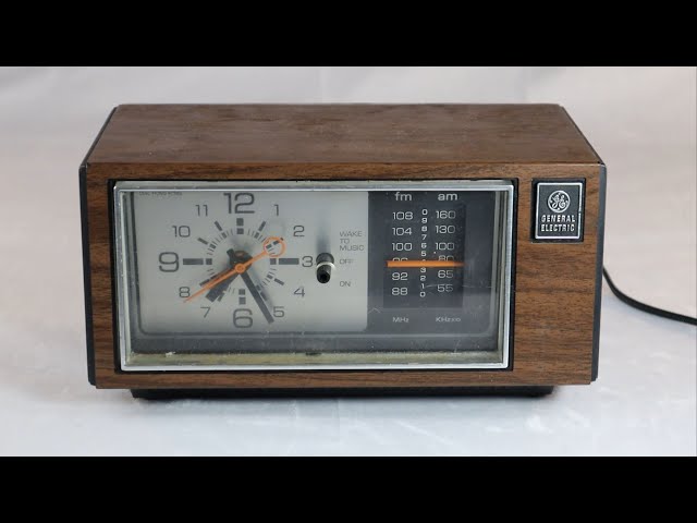 GE AM/FM Radio with Analog Clock