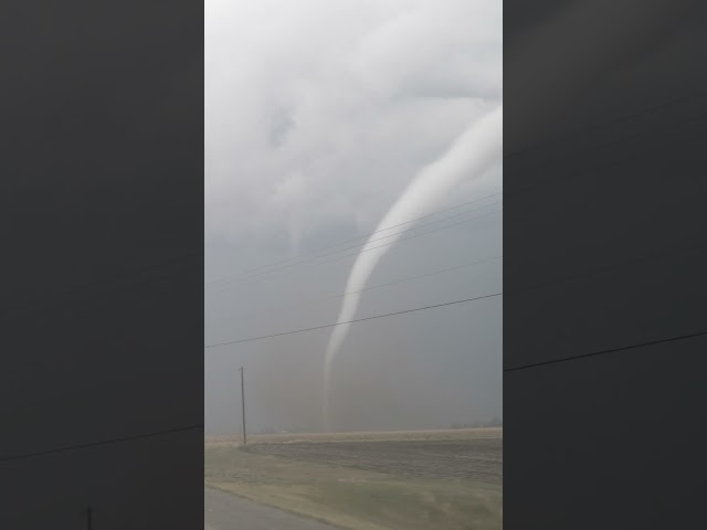 Mesmerizing Rope-Like Tornado near Pleasantville, Iowa!!!