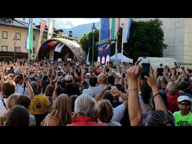 Olimpiadi 2026, la festa in piazza a Cortina dopo la vittoria