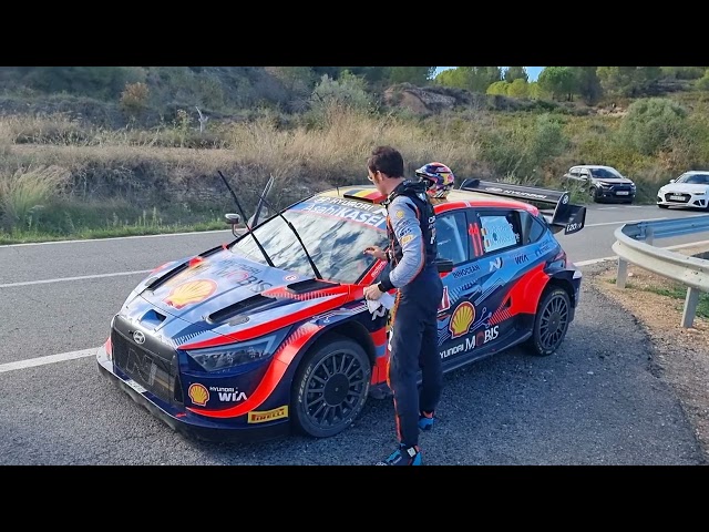 WRC RallyRACC Catalunya - Rally de España 2022 Neuville and  Martijn change wheels