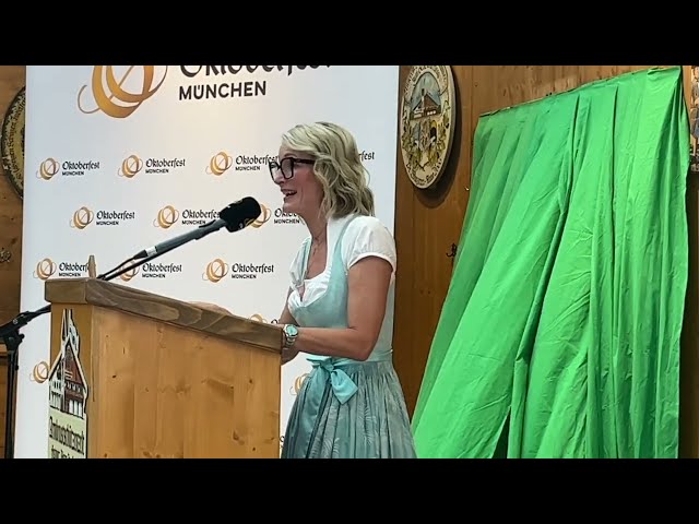 Krugrednerin Monika Gruber: Vorstellung des Oktoberfestkrug 2023 im Armbrustschützenzelt 24.08.2023