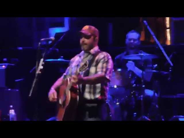 Aaron Lewis - Confronts fan for throwing beer bottle at Cowboys Dancehall in San Antonio, Texas