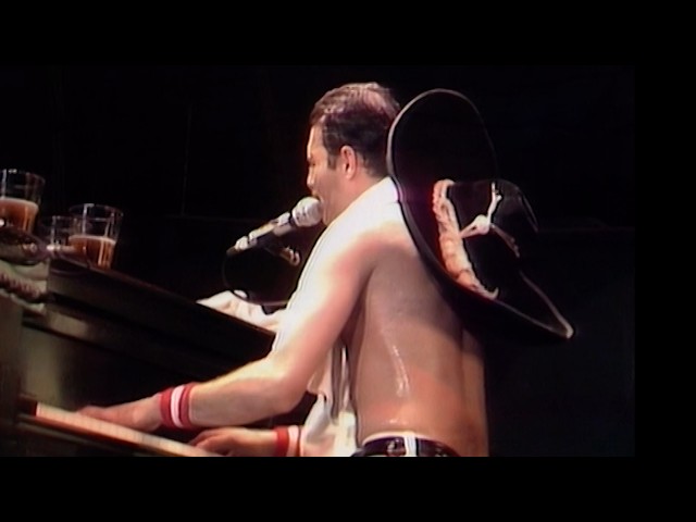 Queen - We Are The Champions  (Live at Milton Keynes Bowl 1982)
