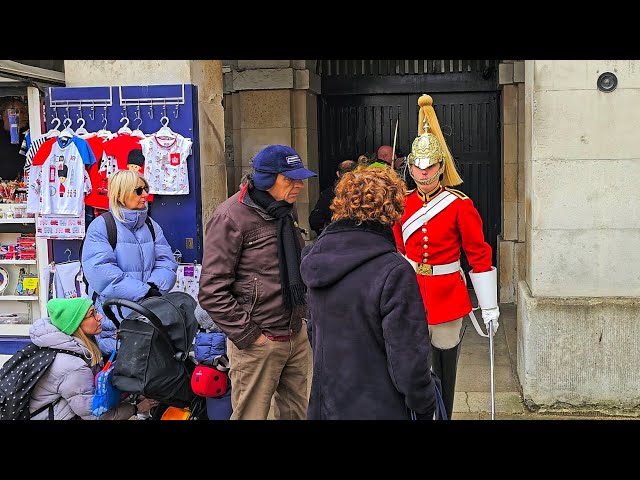 MOVE IDIOT! DISRESPECTFUL RUDE TOURIST thinks she's at Disneyland and not at Horse Guards!
