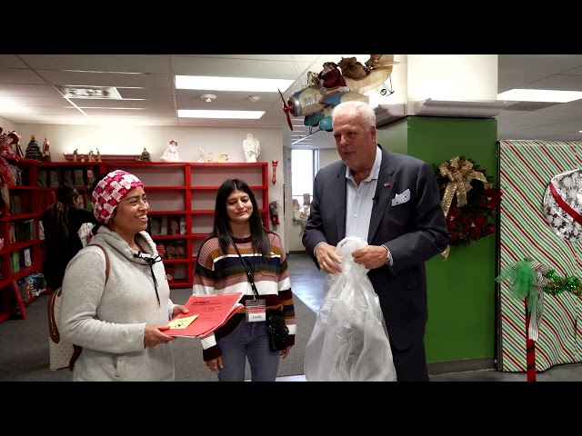 Adventure Nineteen: Mayor Ross lends a hand at Mission Arlington's Christmas Store