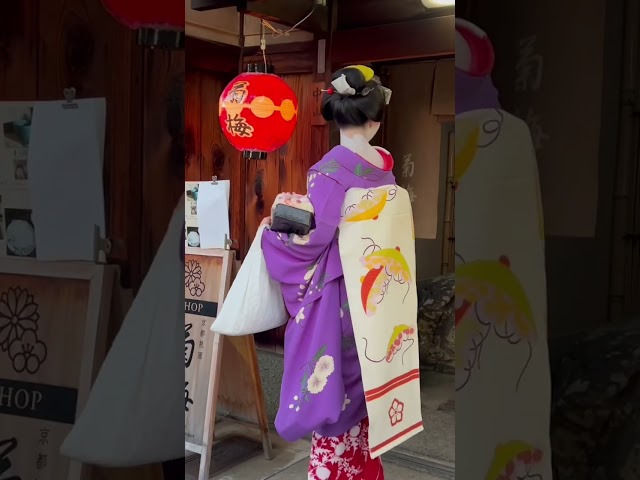 待ち合わせ場所に立つ祇園甲部の舞妓さん #京都 #maiko