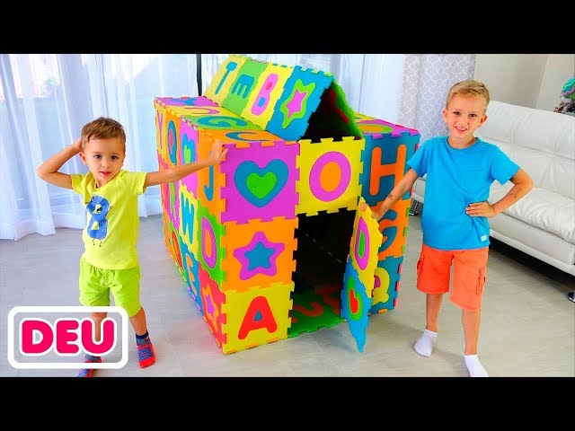 Vlad und Nikita bauen farbige Spielhäuser auf