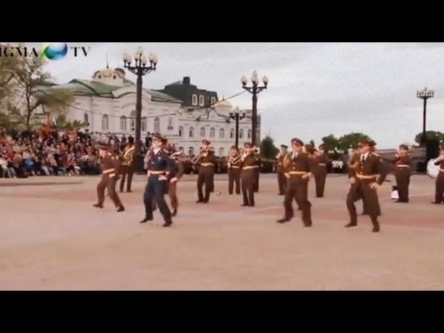 Russian army doing Gangnam Style to Bad Romance