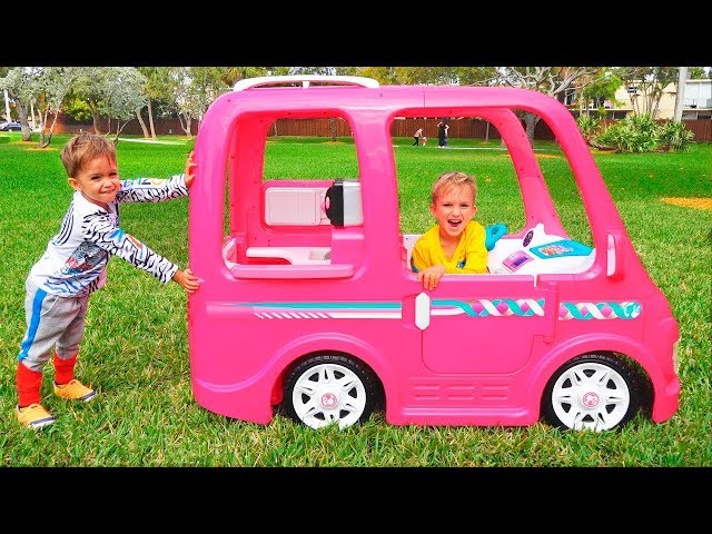 Vlad und Nikita fahren mit dem Barbie-Auto zum Camping
