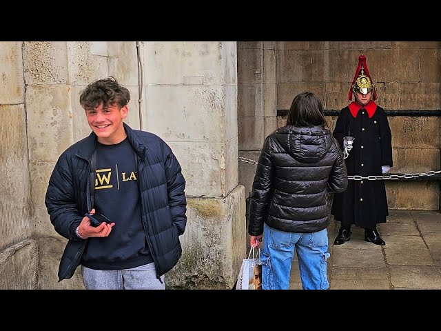 IDIOT CHAVS ANTAGONISE The King's Guard... I ask them why and they run off at Horse Guards!