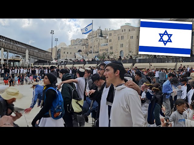 Beautiful! Thousands of Jews Praying/Singing 🇮🇱  in WARTIME At The Western Wall