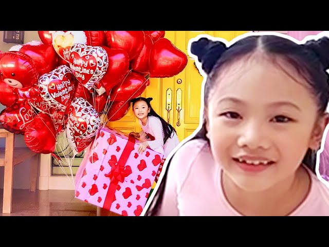 Bug Makes the Happiest Valentines Party Ever ! Instagram Followers Control Little Big Toys
