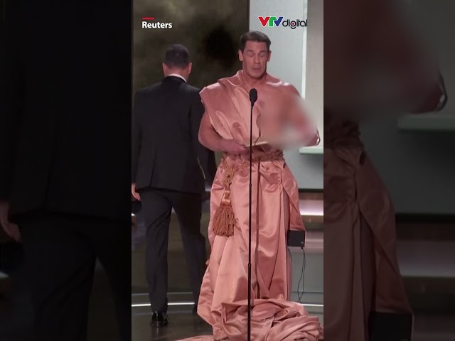 John Cena khiến khán giả Oscar 2024 sửng sốt khi... không mặc gì lên sân khấu trao giải | VTV24