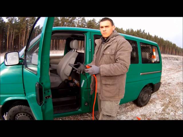 "Survival Mattin" macht Feuer mit seinem VW Bus T4