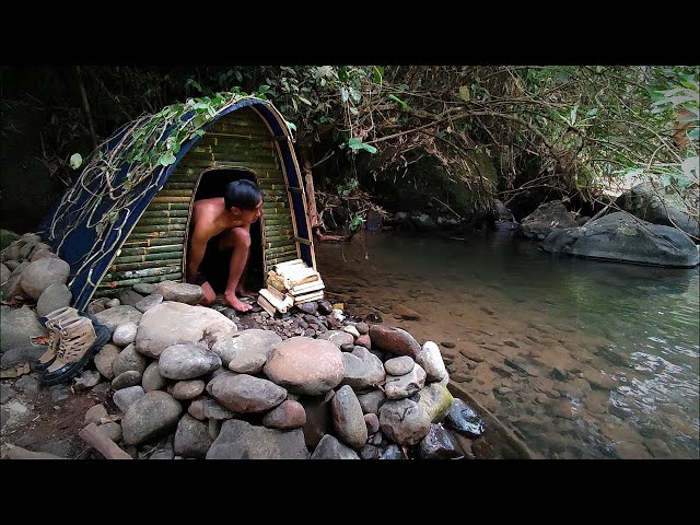 Build a small and comfortable shelter||Solo camping-Bushcraft