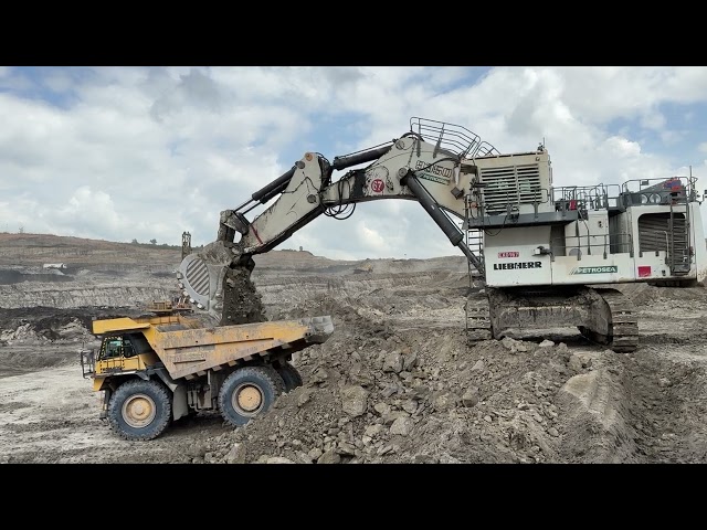 Komatsu Hd 785 Loading On Liebherr Excavator R9350