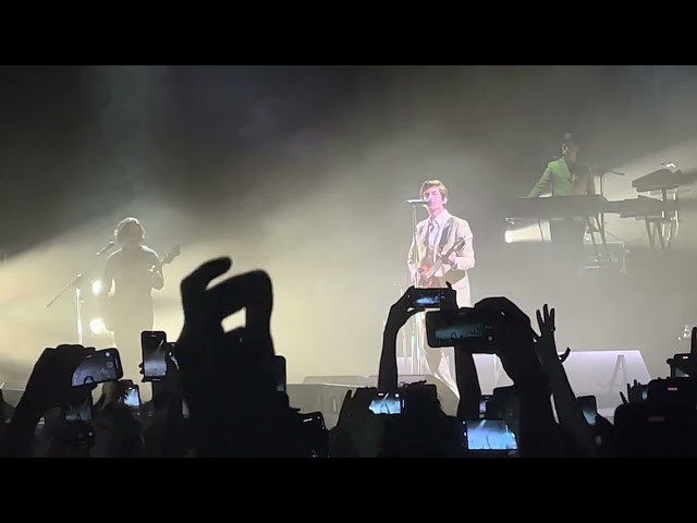 Arctic Monkeys - Do I Wanna Know? (their 2022 live comeback) [Live in İstanbul - 09-08-2022]