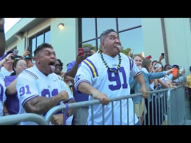 LSU player performs Haka dance with his dad before the game