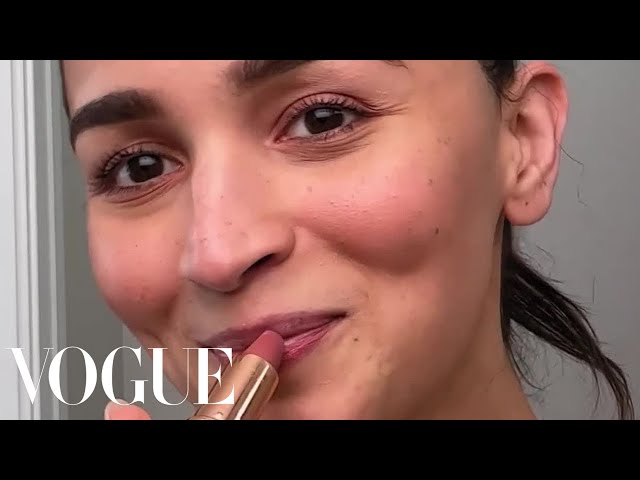 The Weird Way Alia Bhatt Applies Her Lipstick