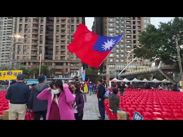 72岁台湾大妈挥舞超大国旗，力邀王局也耍两下