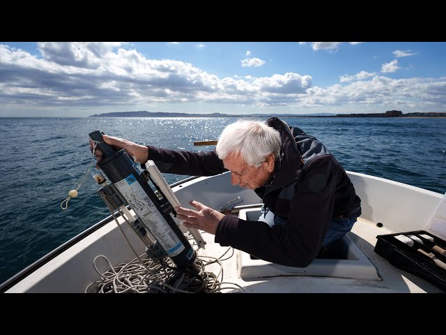 Josep Pascual, mig segle recollint en barca les úniques proves del canvi climàtic al mar català