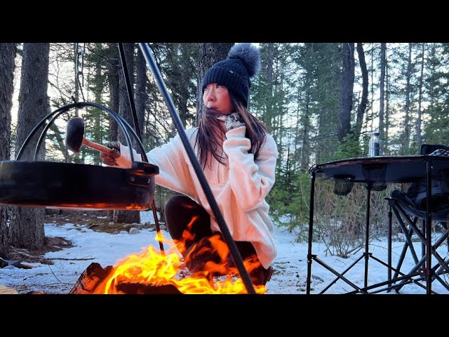 [Unexpectedly strong wind solo camping ] Enjoy bonfire cooking on a snowy forest tripod | ASMR