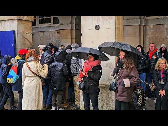 IDIOT TOURISTS INVADE the arches - POLICE quickly respond on a rainy day at Horse Guards!